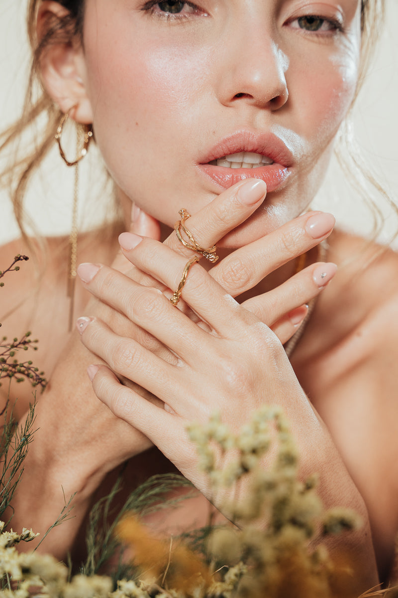 Primer plano de una modelo luciendo la Candonga Espiga, en un ambiente cálido con plantas secas y tonos naturales.