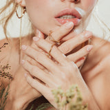 Primer plano de una modelo luciendo la Candonga Espiga, en un ambiente cálido con plantas secas y tonos naturales.