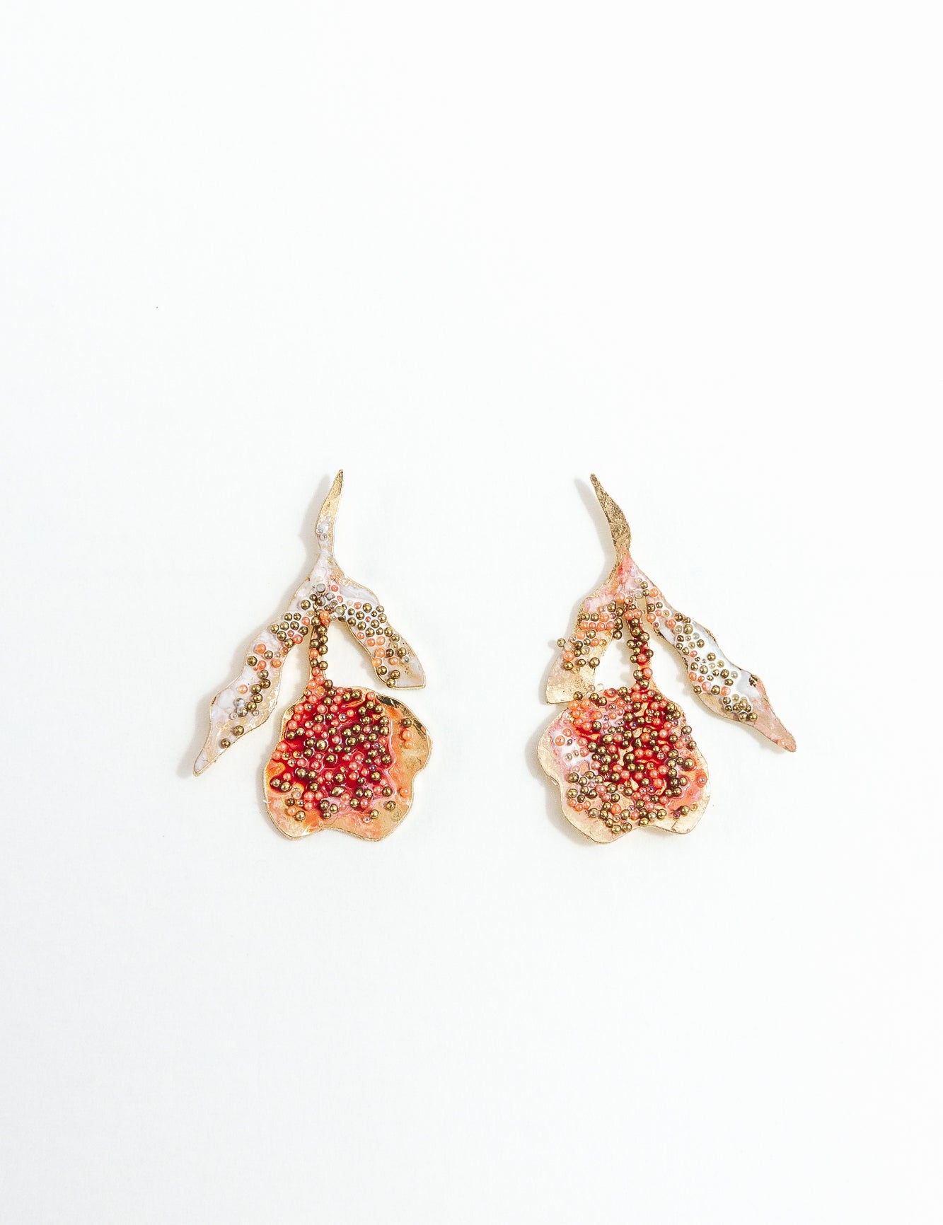 Red elderberry stud earrings in gold-plated brass with organic petals and coral granulation, on a white background.