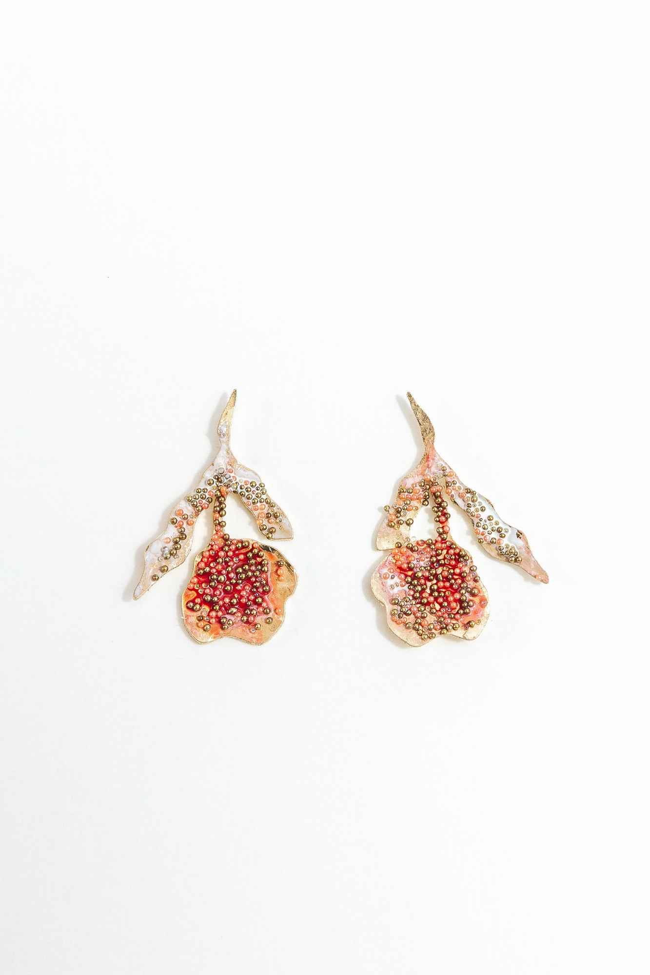 Red elderberry stud earrings in gold-plated brass with organic petals and coral granulation, on a white background.