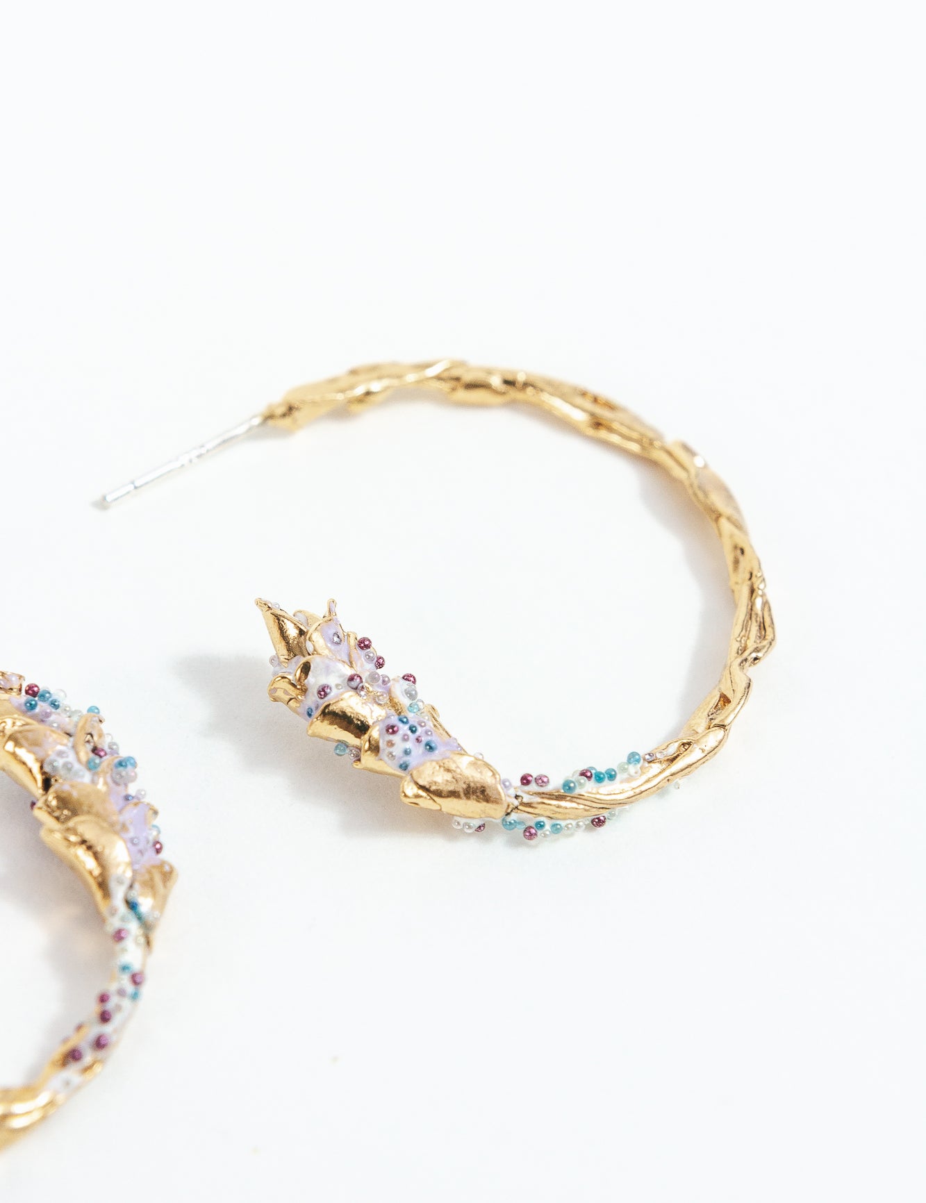 Close-up detail of the Candonga Espiga lavender, showing handcrafted painting and glass granulation in shades of lilac and turquoise.